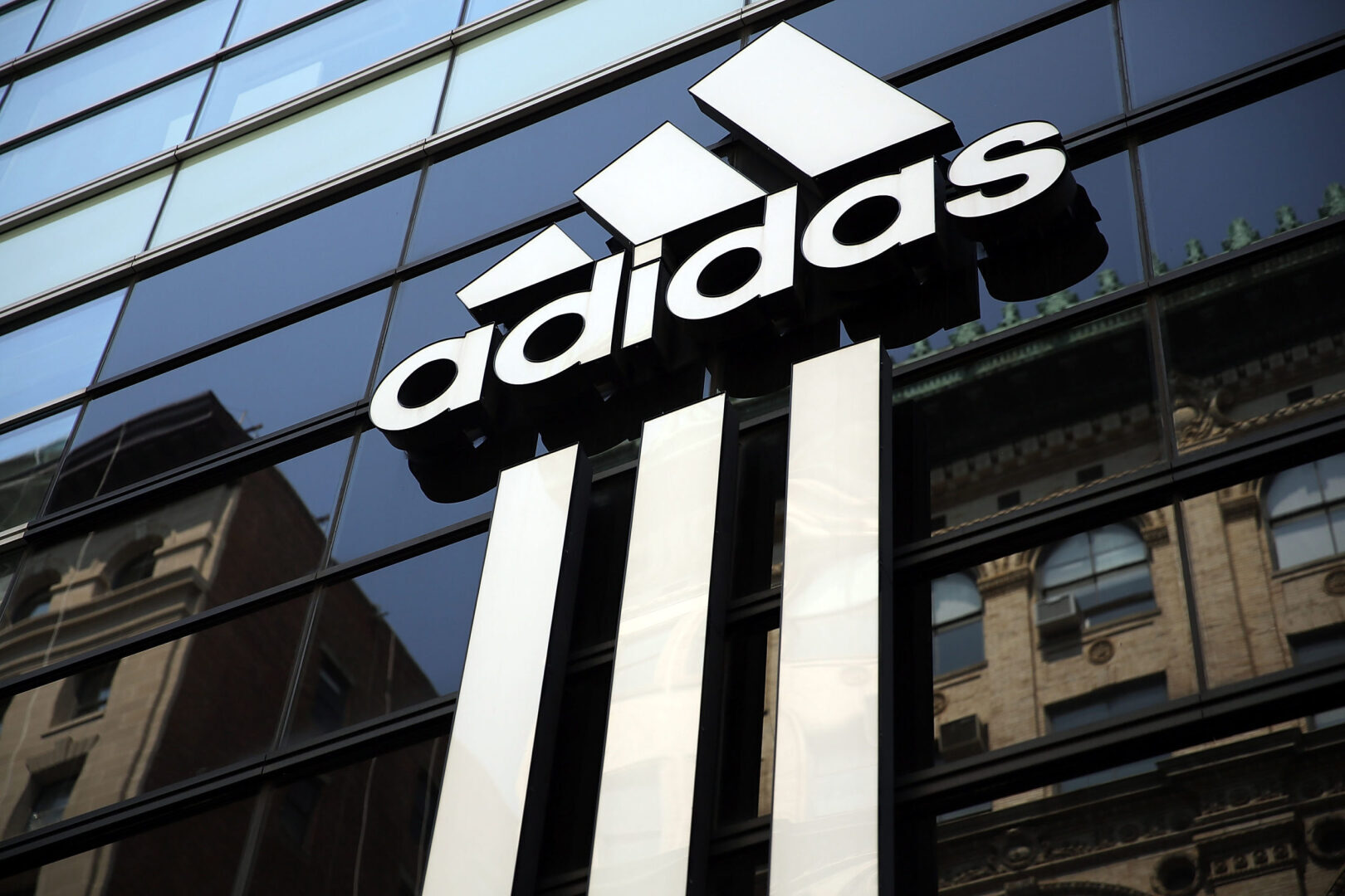 Adidas ожидает получить первый годовой убыток за более чем 30 лет.