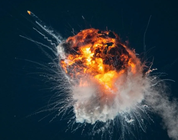 Китайская ракета, доставившая в космос три спутника-шпиона и упала над США !!!!