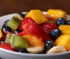 Фруктовый салат с лимонным кремом.