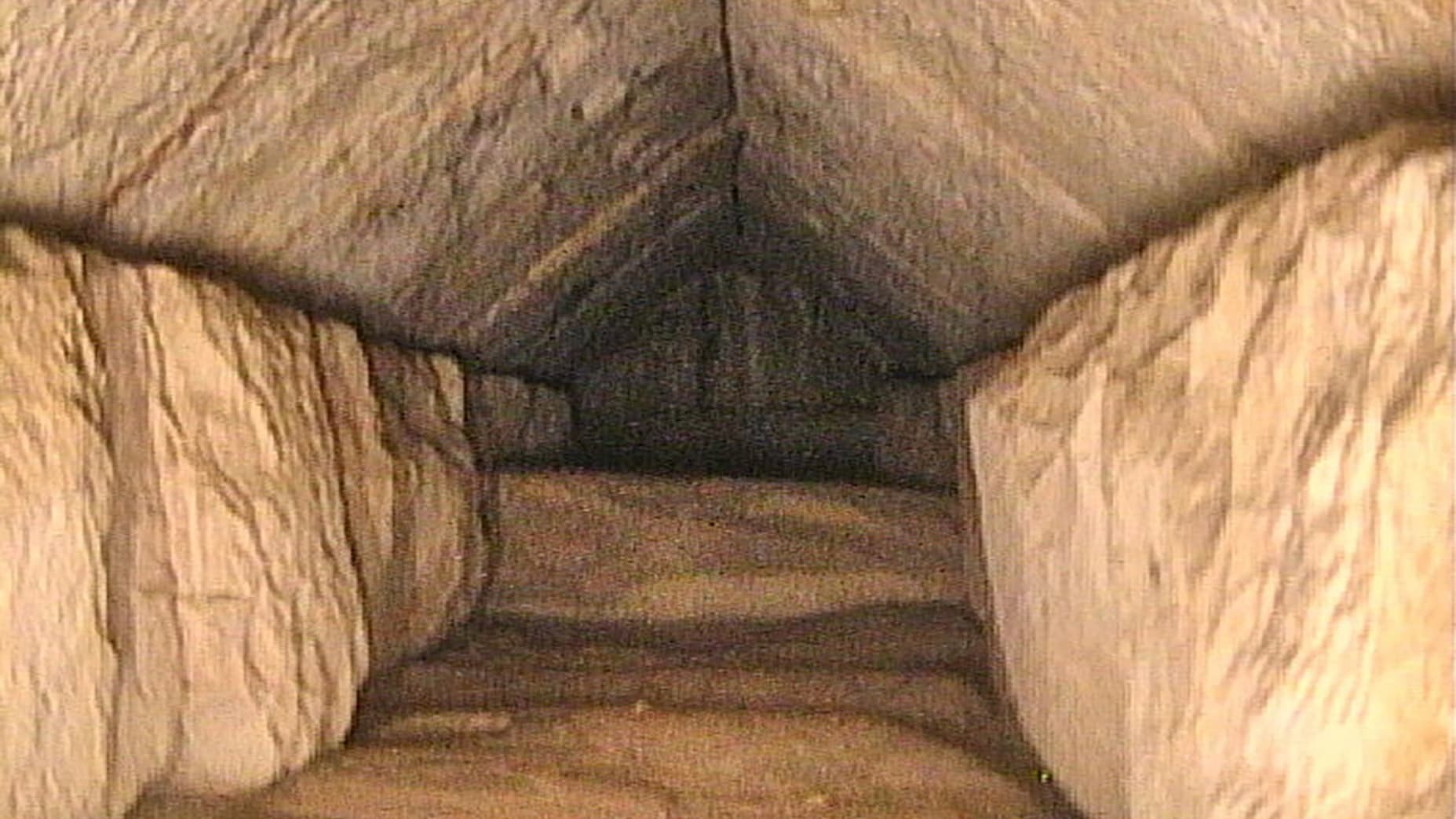 гробница в пирамиде
