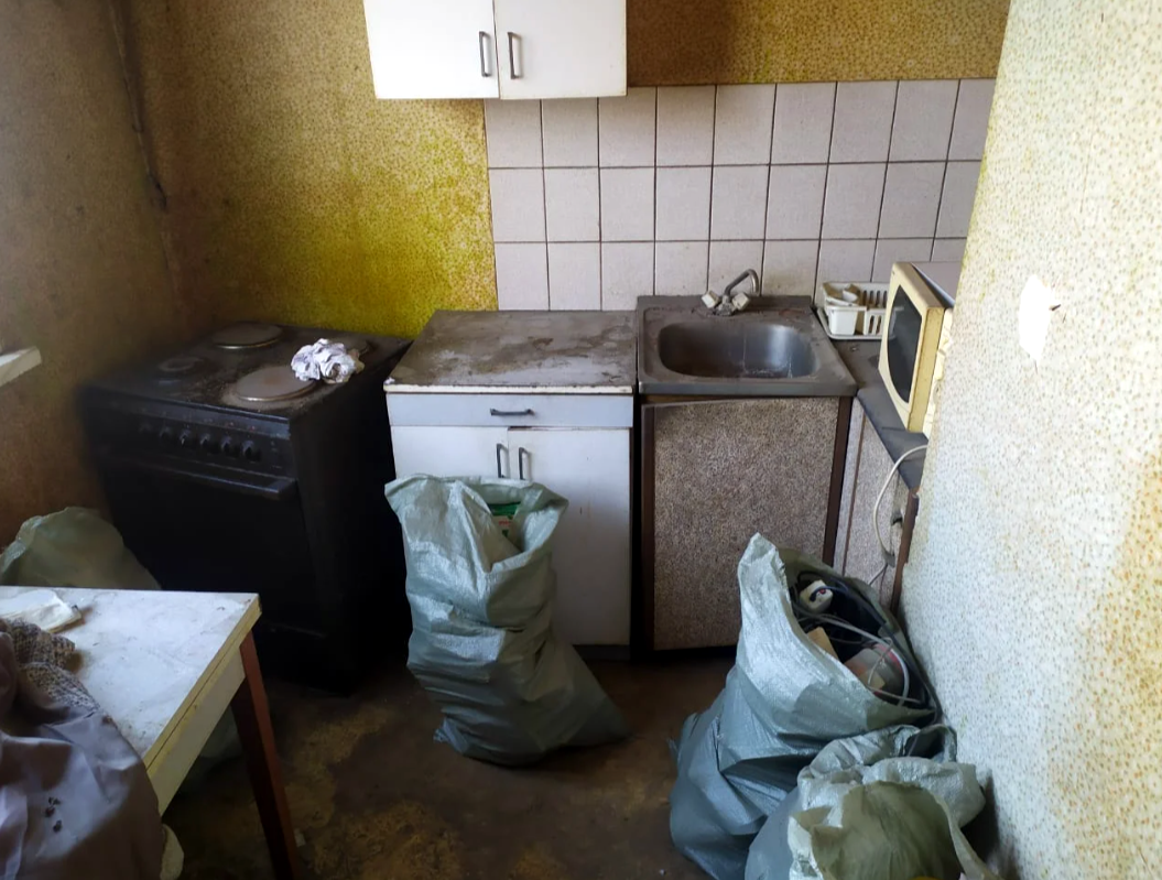 Как выглядит антисанитарная квартира в Москве, которую отказываются убирать клининговые компании. Почему? Фото этой квартиры