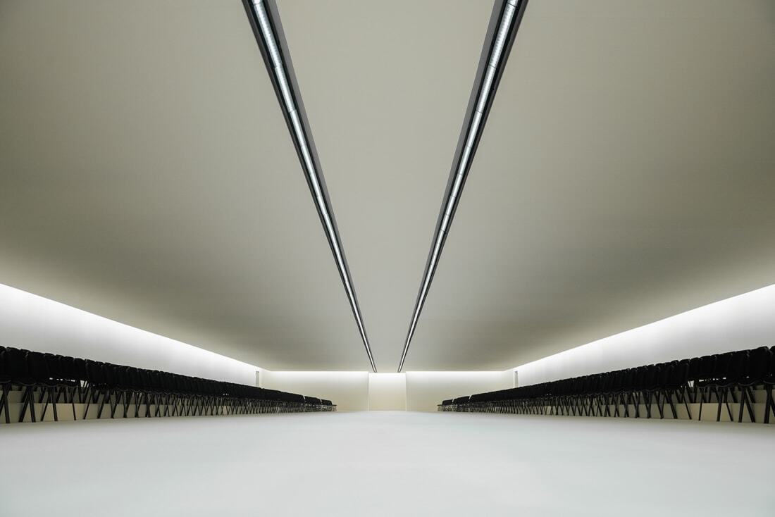 Яркие моменты Парижской недели моды: дикие лошади, роботы-собаки и множество форм спортивной одежды