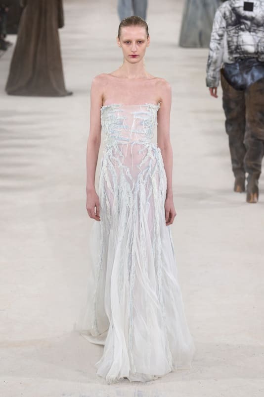 Яркие моменты Парижской недели моды: дикие лошади, роботы-собаки и множество форм спортивной одежды