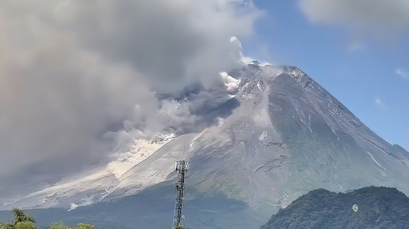 Извержение вулкана Мерапи на Яве: потоки лавы вызывают тревогу