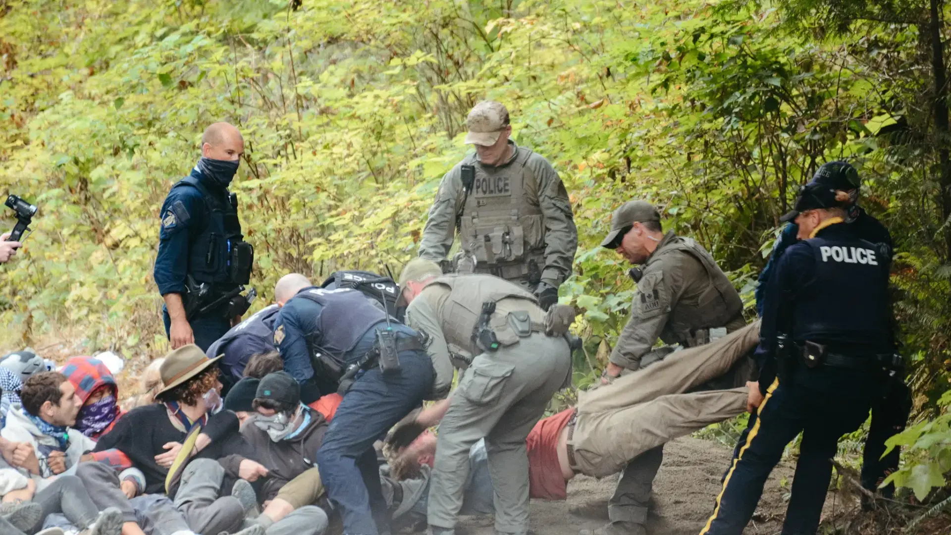 Расследование деятельности полицейского подразделения Канады, обвиняемого в применении чрезмерной силы против активистов "зеленых