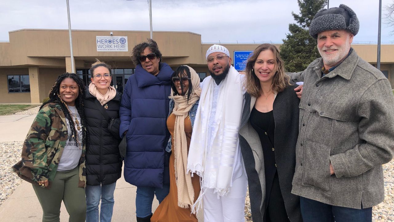 Мужчина вышел из тюрьмы через 25 лет после убийства по неправомерному осуждению