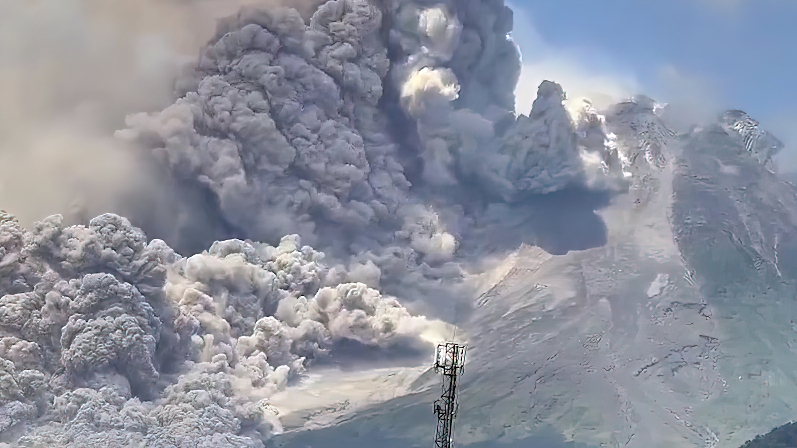 Извержение вулкана Мерапи на Яве: потоки лавы вызывают тревогу