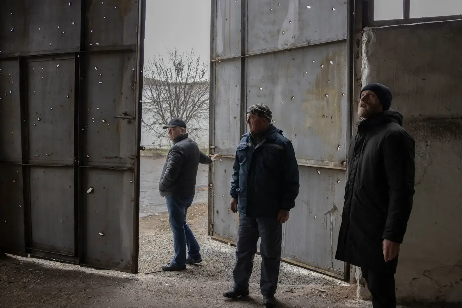 На полях, засеянных бомбами, украинские фермеры рискуют собрать смертельный урожай