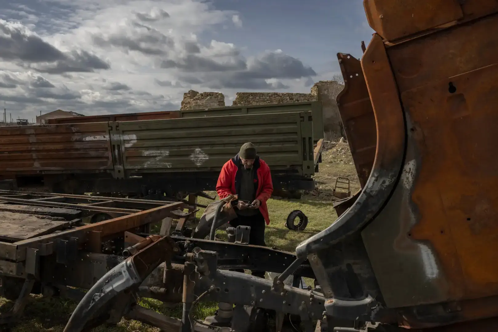 На полях, засеянных бомбами, украинские фермеры рискуют собрать смертельный урожай