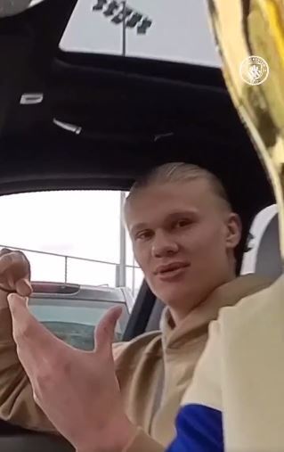 Джек Грилиш и Эрлинг Хааланд жестоко троллят товарища по команде "Ман Сити", присуждая ему награду "За самое крупное мошенничество".