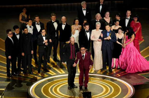«Все и везде, все сразу» сияет на эмоциональной церемонии вручения «Оскара»