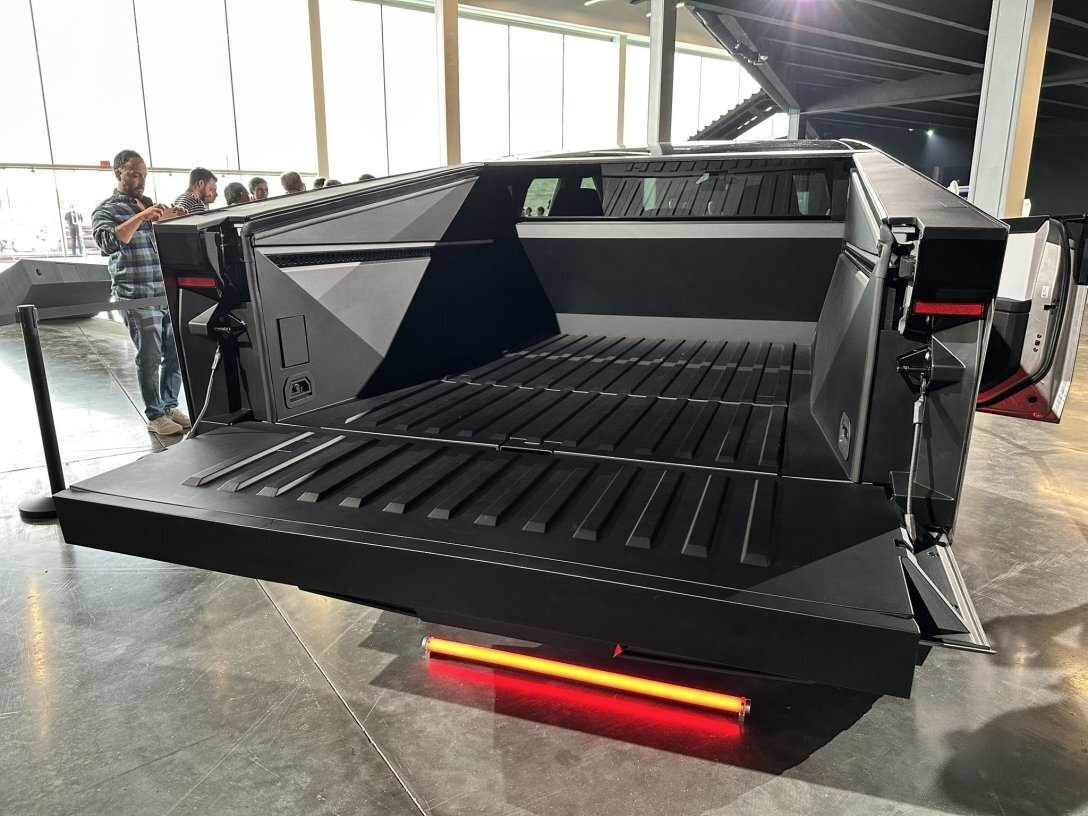 Tesla:"Интересные подробности и характеристики электропикапа Cybertruck".