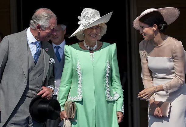 Король Карл III написал записку своей внучке принцессе Лилибет!