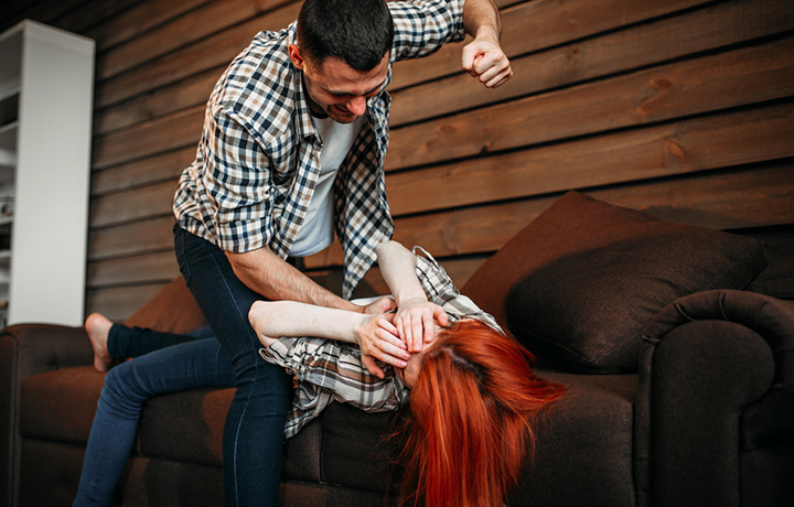 Насилие в семье. Бьёт, значит любит? Почему женщины это терпят? Большая любовь или слабость женщины? Можно ли любить такое "животное"?