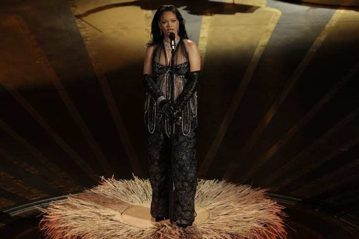 Рианна привносит смелый стиль материнства на Оскар