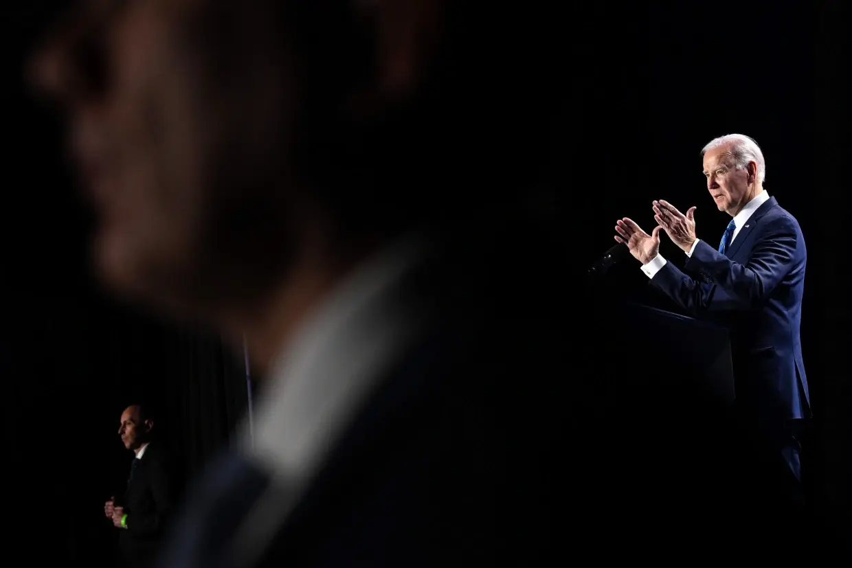 Стремясь к переизбранию, Байден расходится с прогрессистами по некоторым горячим вопросам.