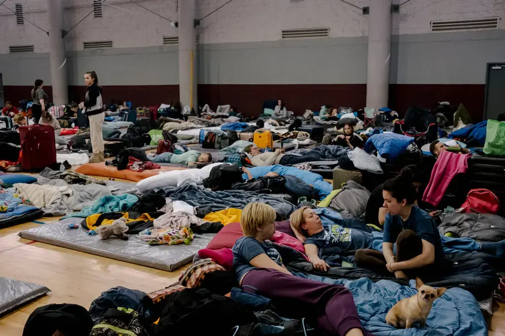 США дает тысячам украинцев еще один год на то, чтобы остаться .