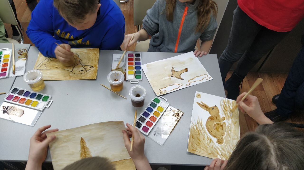 Протягивание руки помощи: Сила программ «Социальная помощь» в поднимающих настроение сообществах.