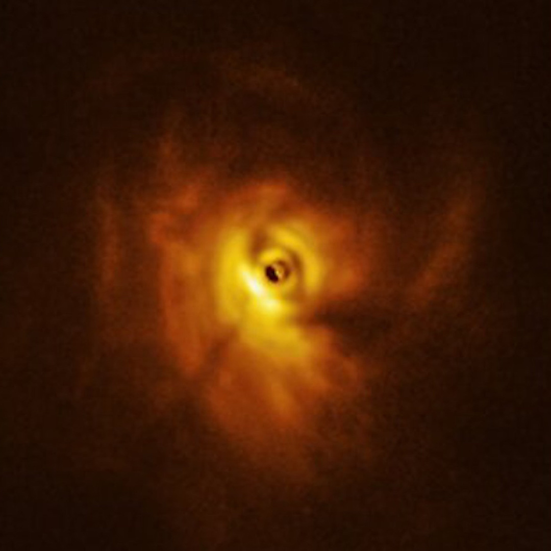 Тройная звездная система либо скрывает планету, либо бросает вызов законам физики.