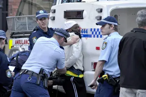 Австралийская полиция предъявила обвинения шести мужчинам в связи с предполагаемым похищением и пытками человека в Сиднее
