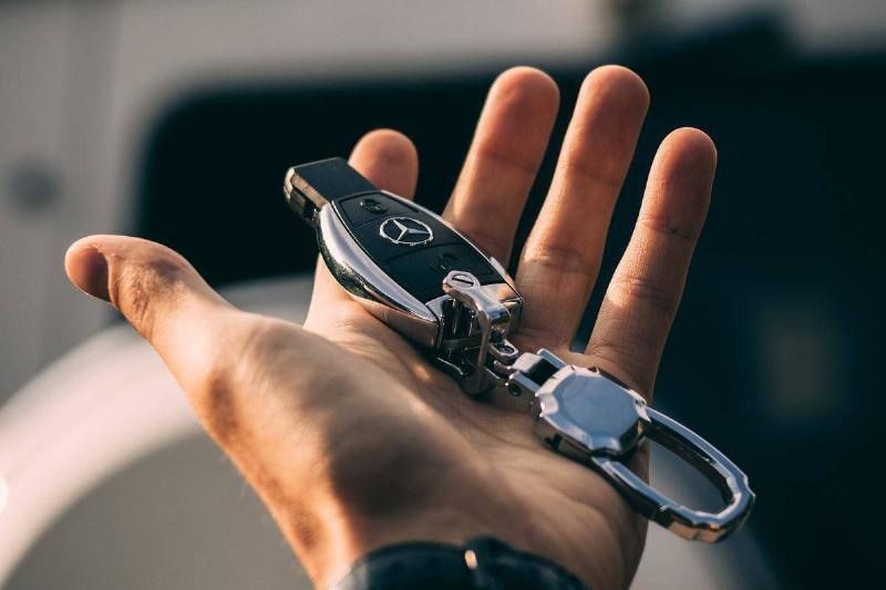 Фотография женщины стала вирусной из-за чего-то скрытого на заднем плане