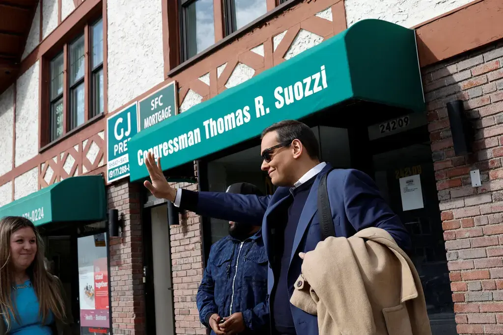 Продано: Яхта с водопадом. Цена: 19 миллионов долларов. Брокер: Джордж Сантос.