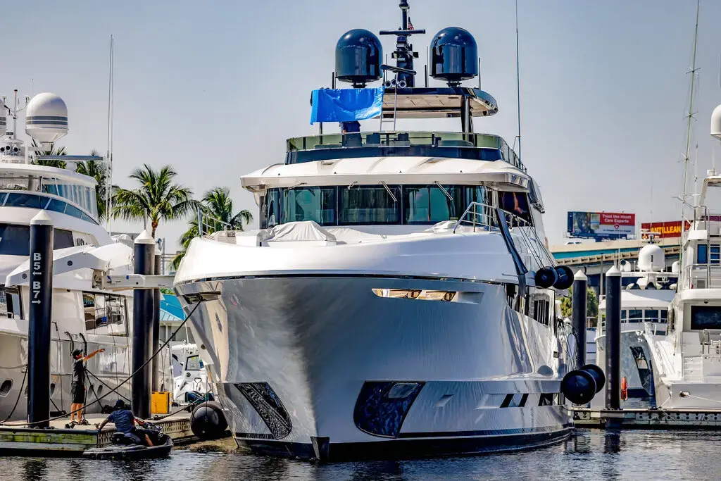 Продано: Яхта с водопадом. Цена: 19 миллионов долларов. Брокер: Джордж Сантос.