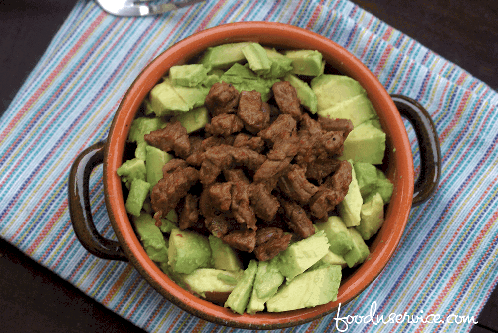 Кето-говядина с лаймом и чили, приготовленная в мультиварке Instant Pot.