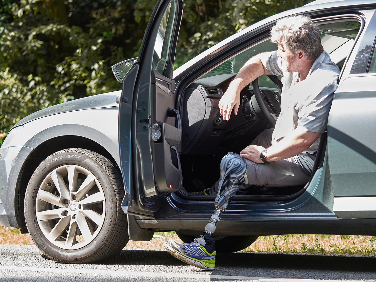 Мировой судья хотел забрать у инвалида без ноги автомобиль