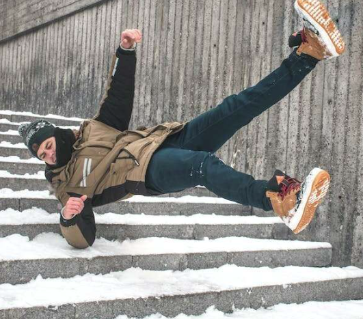 Почему мы смеемся, когда кто-то падает? Вот что говорит наука