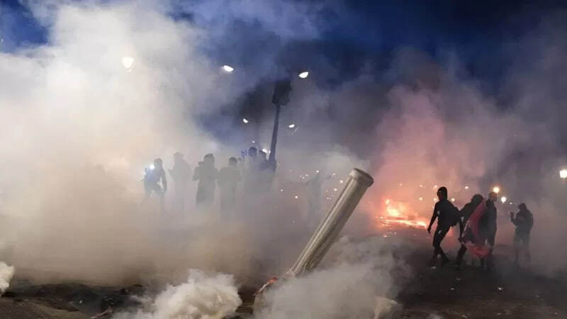 Макрон решил принять спорный закон без голосования. Беспорядки в Париже