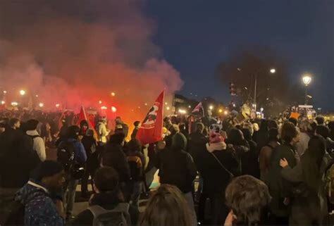 Пенсионный возраст:«Правительство Франции повышает пенсионный возраст без одобрения парламента».