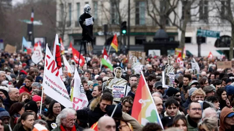 Макрон решил принять спорный закон без голосования. Беспорядки в Париже