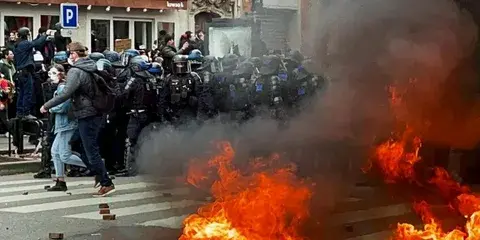 Сотни тысяч впервые вышли на улицы, чтобы выразить свою ярость.