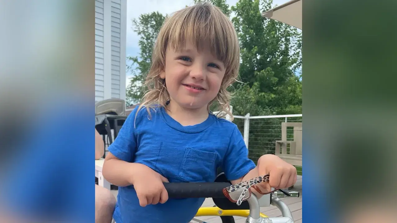 Семья пытается собрать 2,5 миллиона долларов, чтобы спасти своего малыша, страдающего от крайне редкого неврологического расстройства, которое превращ