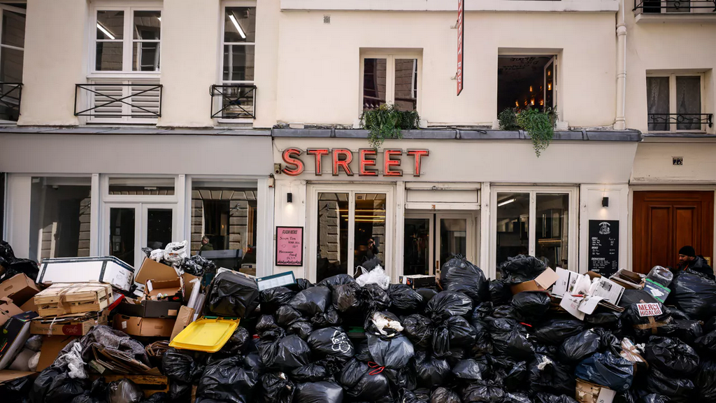 Повышение пенсионного возраста во Франции вызывает протесты: 200 человек задержаны во время массовых акций на улицах