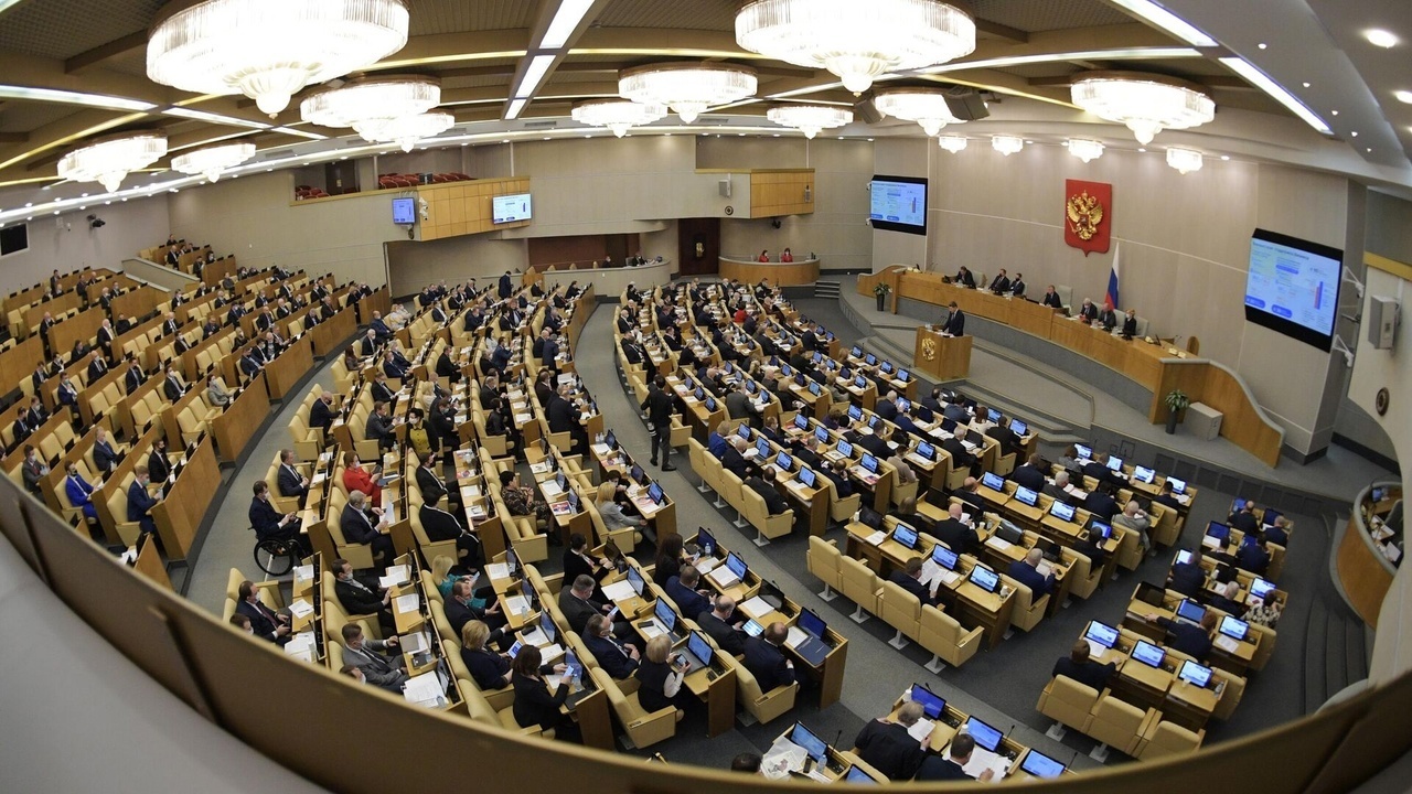 Зарплаты депутатов в России в 2023 году: обзор