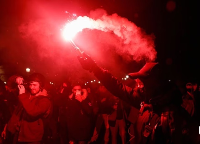 Во Франции возобновились протесты на фоне гнева по поводу реформы пенсионного возраста Макрона