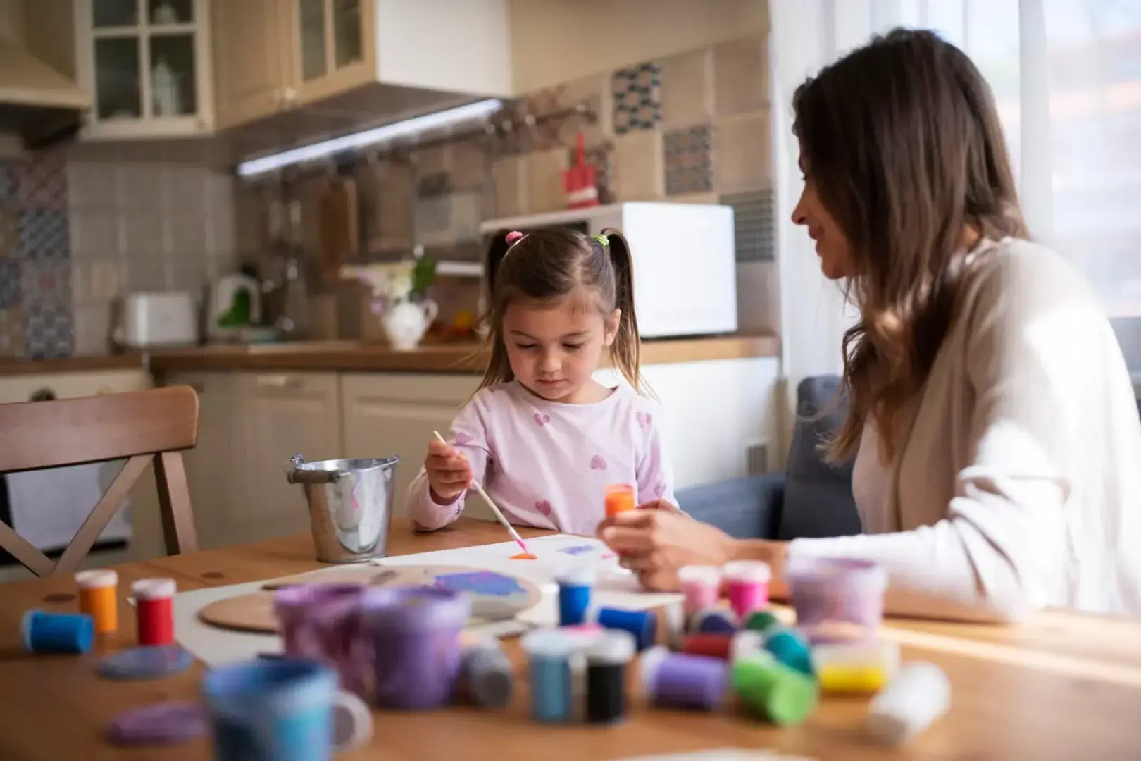 Дорогостоящий детский сад удерживает многих родителей от возвращения на работу