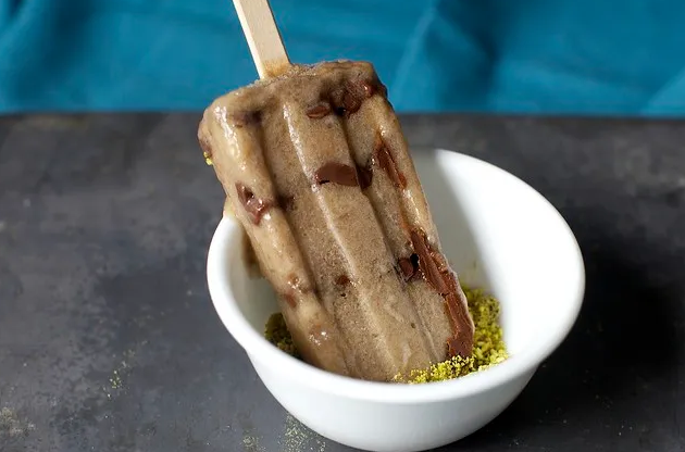 Банан, нутелла и соленые фисташки