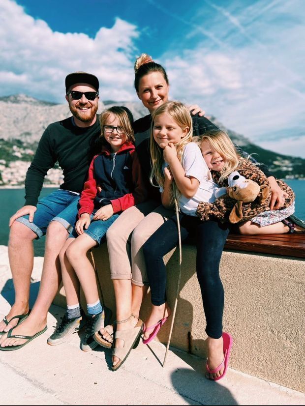 ФАНТАСТИКА Мы продали все, что у нас было, чтобы жить в старом микроавтобусе - мы экономим £2,000 в месяц на аренде и счетах.