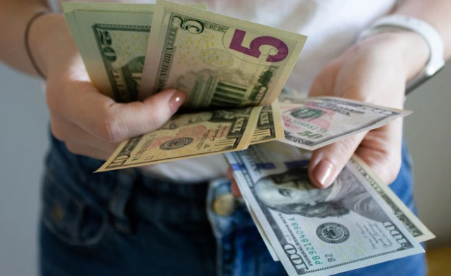 Россияне не поверили в дедолларизацию. Вместо избавления от долларов и евро народ нарастил объем валюты в кошельках