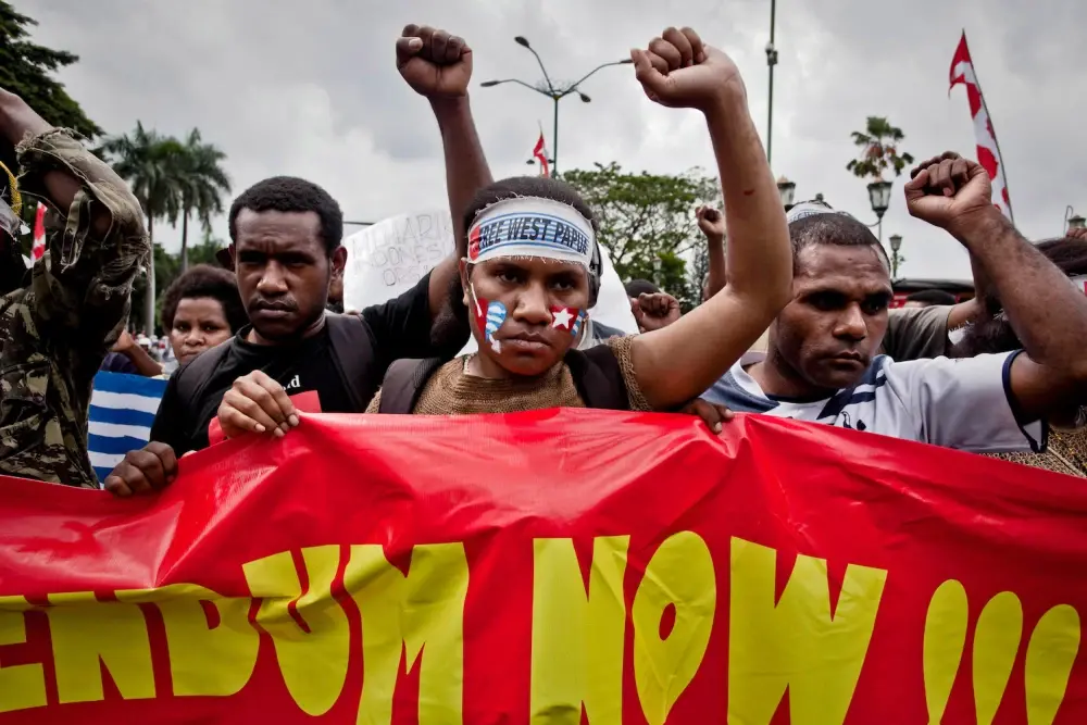независимость запад. флаг ковбоев. просьбы митинг кпрф толпа мужик с веником смешная картинка. независимость запад. сербия союзник россии.