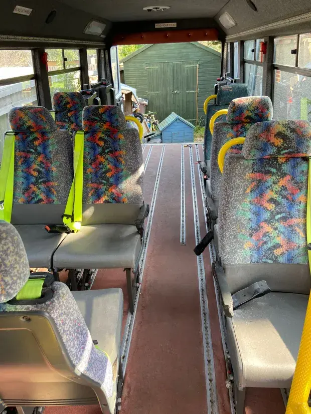 ФАНТАСТИКА Мы продали все, что у нас было, чтобы жить в старом микроавтобусе - мы экономим £2,000 в месяц на аренде и счетах.