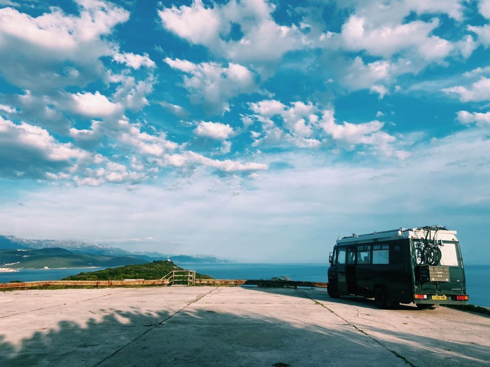 ФАНТАСТИКА Мы продали все, что у нас было, чтобы жить в старом микроавтобусе - мы экономим £2,000 в месяц на аренде и счетах.