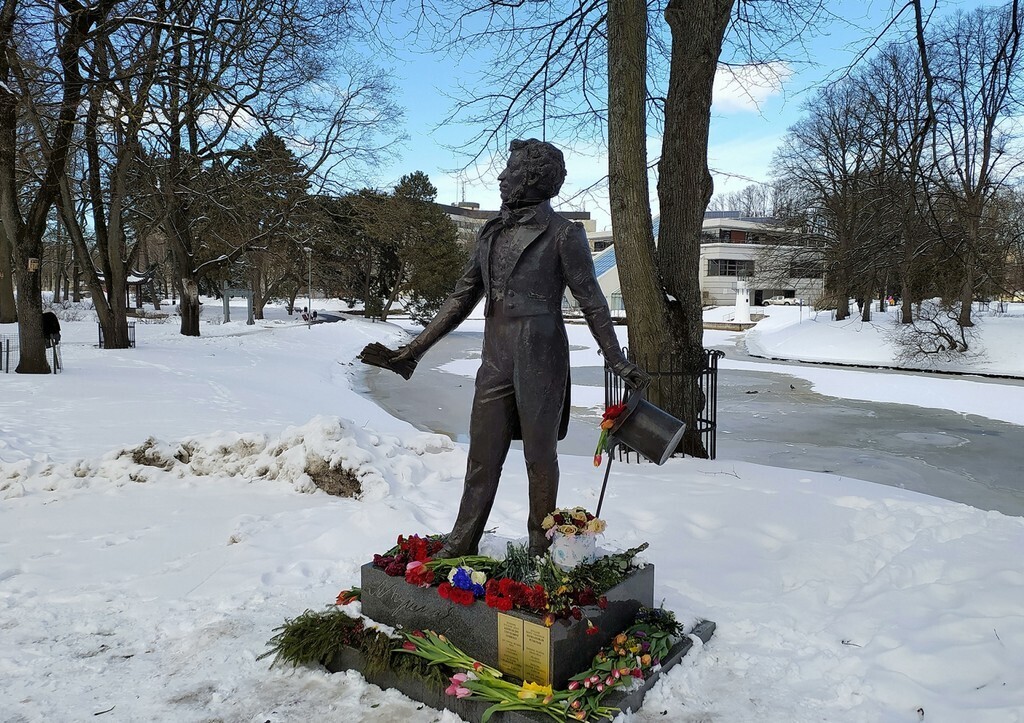 Голову Пушкина замотали в пакет: как оскверняют российские памятники