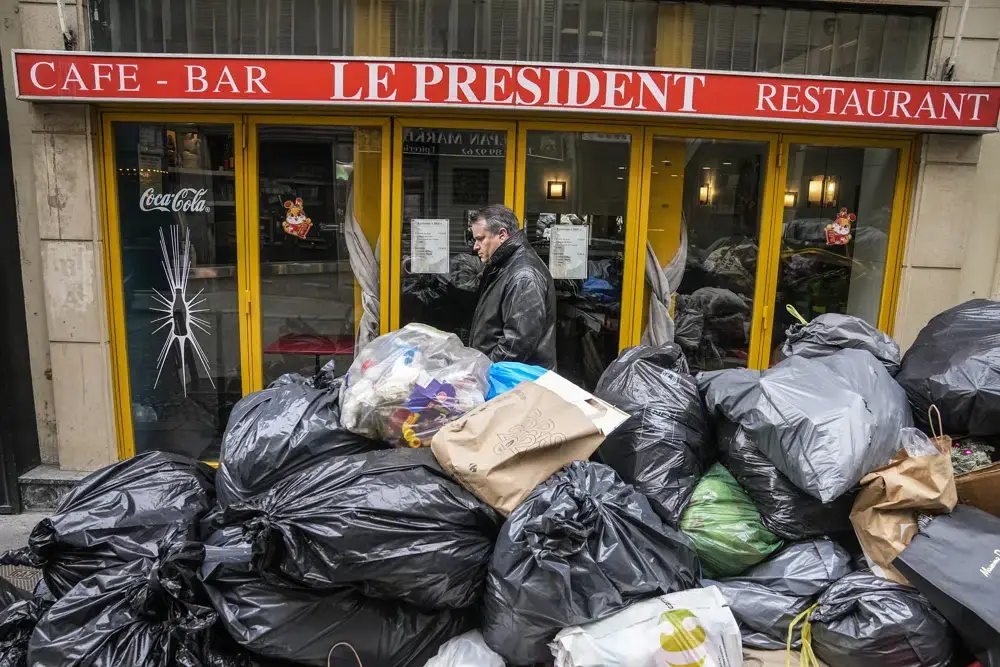 Франция: Протесты продолжаются после продвижения пенсионного плана Макрона