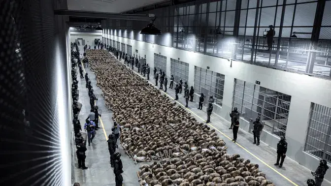 «Никогда не вернемся»: Сальвадор запирает бандитов в новой мегатюрьме с обещанием не выпускать