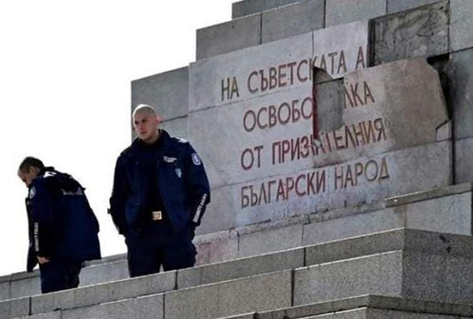 Голову Пушкина замотали в пакет: как оскверняют российские памятники