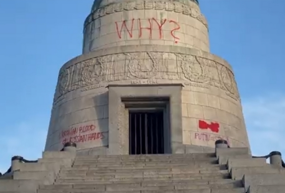 Голову Пушкина замотали в пакет: как оскверняют российские памятники